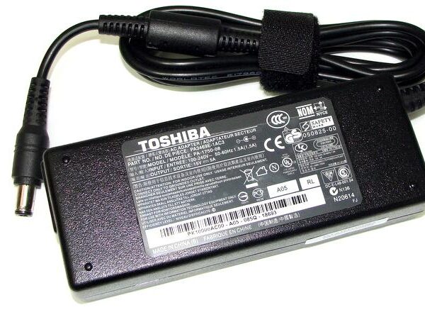 TOSHIBA CHARGER (15V,5A)